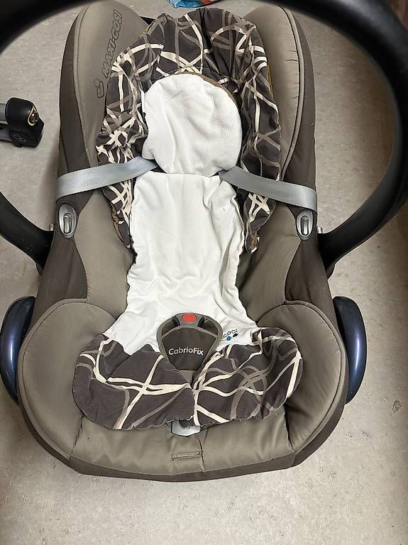 Sièges auto: Maxi Cosi mit Isofix-Station – D'occasion à Appenzell par kris73