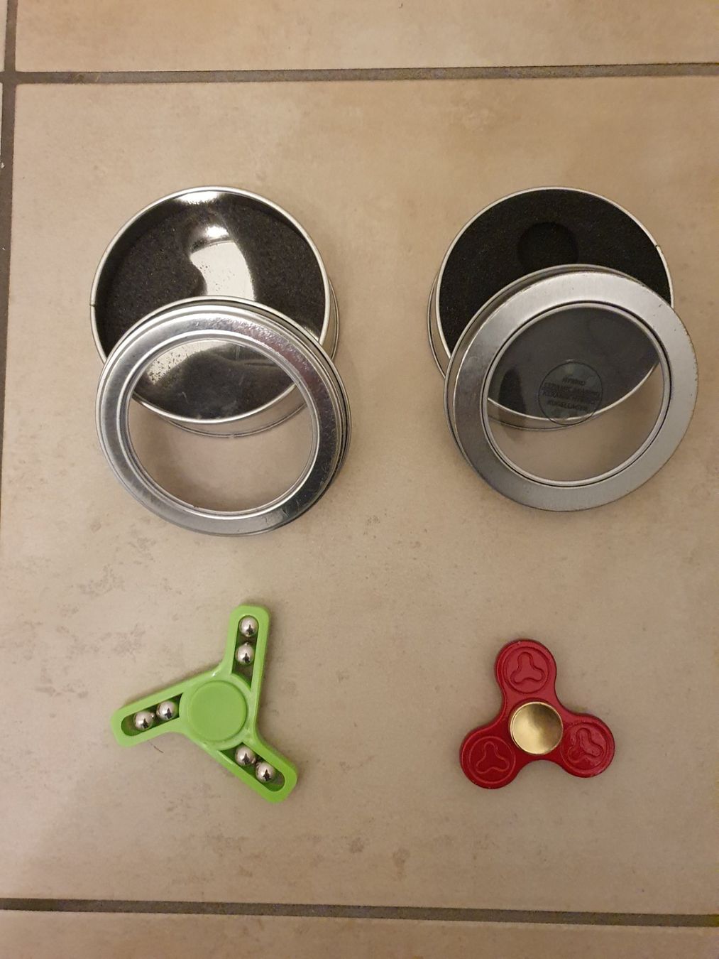 Spielzeuge: 2 Fidget Spinner mit zugehörigen Verpackungen – Gebraucht aus Therwil von joc_mq6z