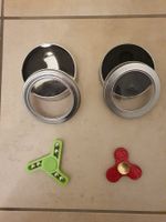 2 Fidget Spinner mit zugehörigen Verpackungen