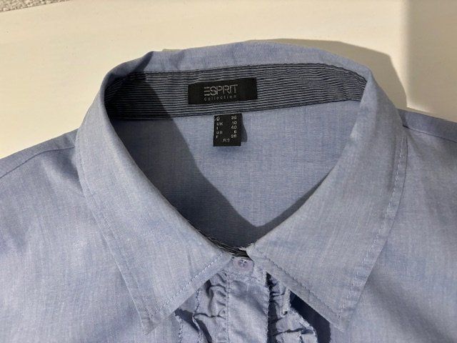 Esprit Camicette: Schöne Bluse hellblau Esprit mit Rüschen – Usato da Bülach venduto da Gluecksgriff 3