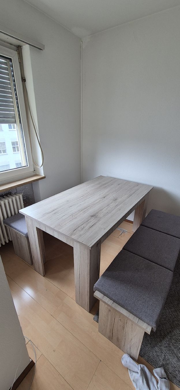 Set di tavolo e panche: Modern Wood Dining Table and Benches – Usato da Zürich venduto da olo_57vk