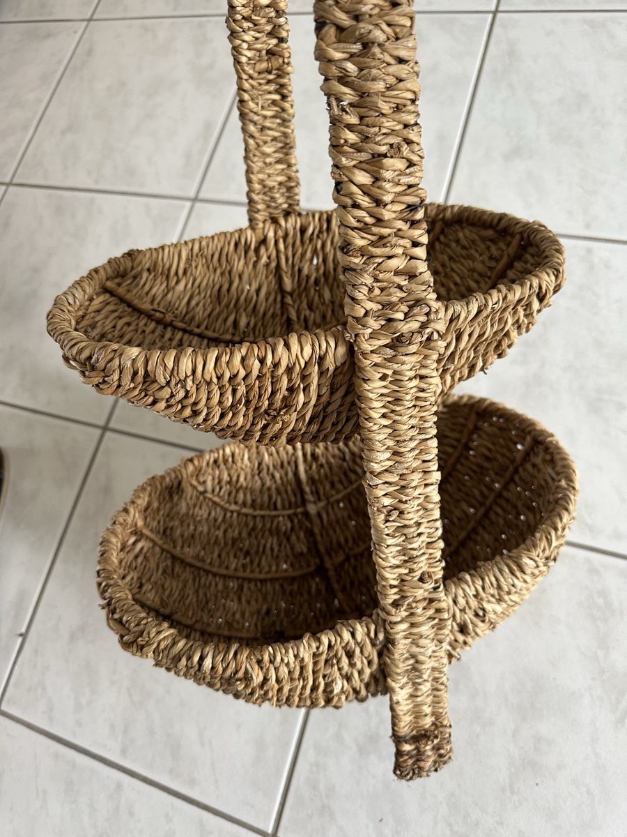 Altro in Antiquarato & Arte: Wicker 2-Tier Basket Stand - Rustic Home Storage Decor – Usato da Zürich venduto da car_68nt 2