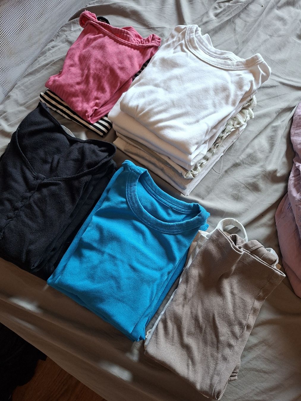 Lots de vêtements: basic tshirt & Tanktop  – D'occasion à Grüningen par Vika95. 1