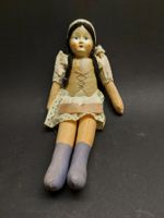 Ausdrucksstarke antike Puppe in original Kleidern