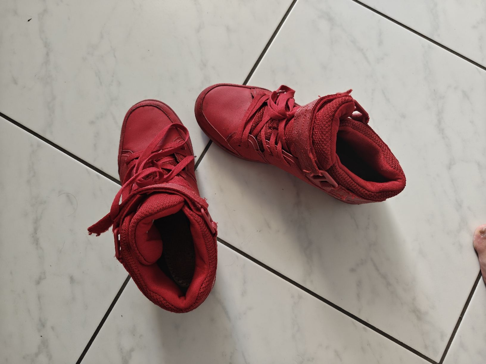 Herrenschuhe: Rote Sneaker mit Klettverschluss, Grösse 43 – Gebraucht aus Boniswil von Alessio42 1