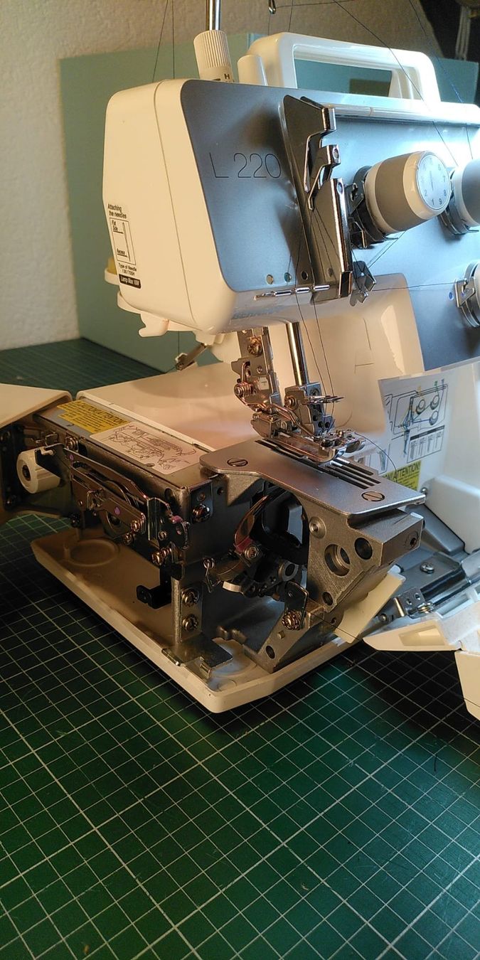 Bernina Macchine da cucire: Bernina Coverlock L220 – Usato da Basel venduto da Novecento01 3