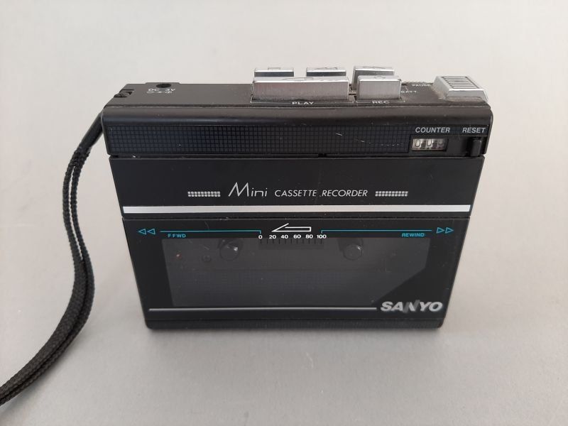 Sanyo Enregistreurs: Sanyo Mini-Kassettengerät – Défectueux à Oberengstringen par Goldhase01