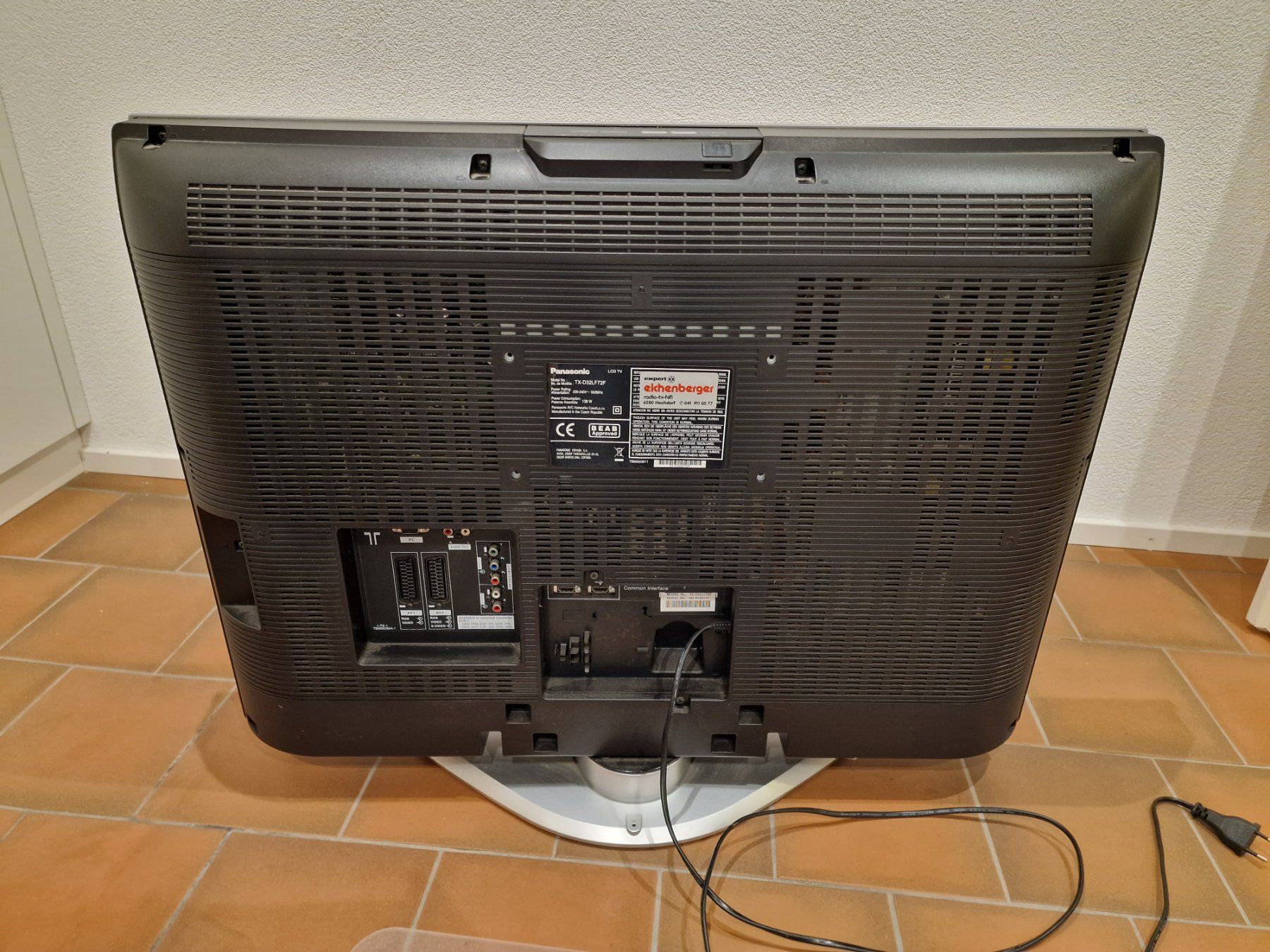 Panasonic Fernseher: Panasonic TX-D32LF72F LCD Fernseher – Defekt aus Buchrain von Sssschaller 7