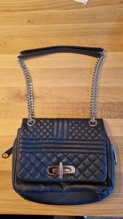 Quilted blue Carpisa bag with silver chain👜
