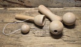 Holzspielzeug Kendama neuwertig 3 Bälle Griff L 18cm