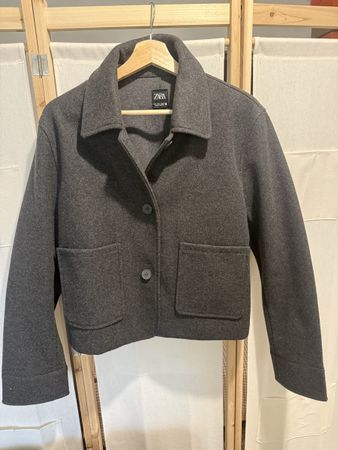 Kurze Jacke Zara anthrazit Groesse L guter Zustand