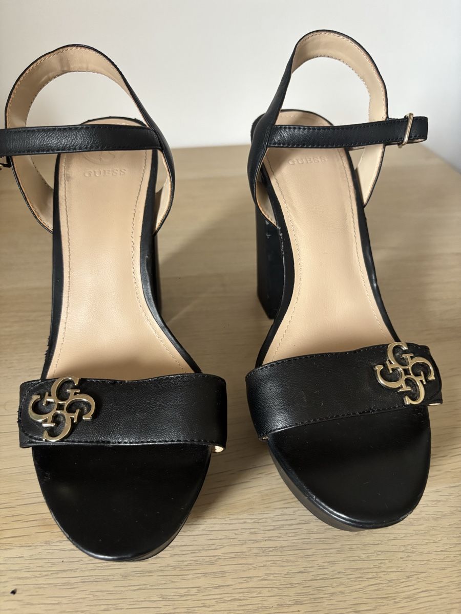 Guess Chaussures femmes: Chaussures guess  – D'occasion à Troistorrents par gag_k7q6 2