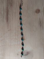 Hübsches Armband mit grünen Steinen