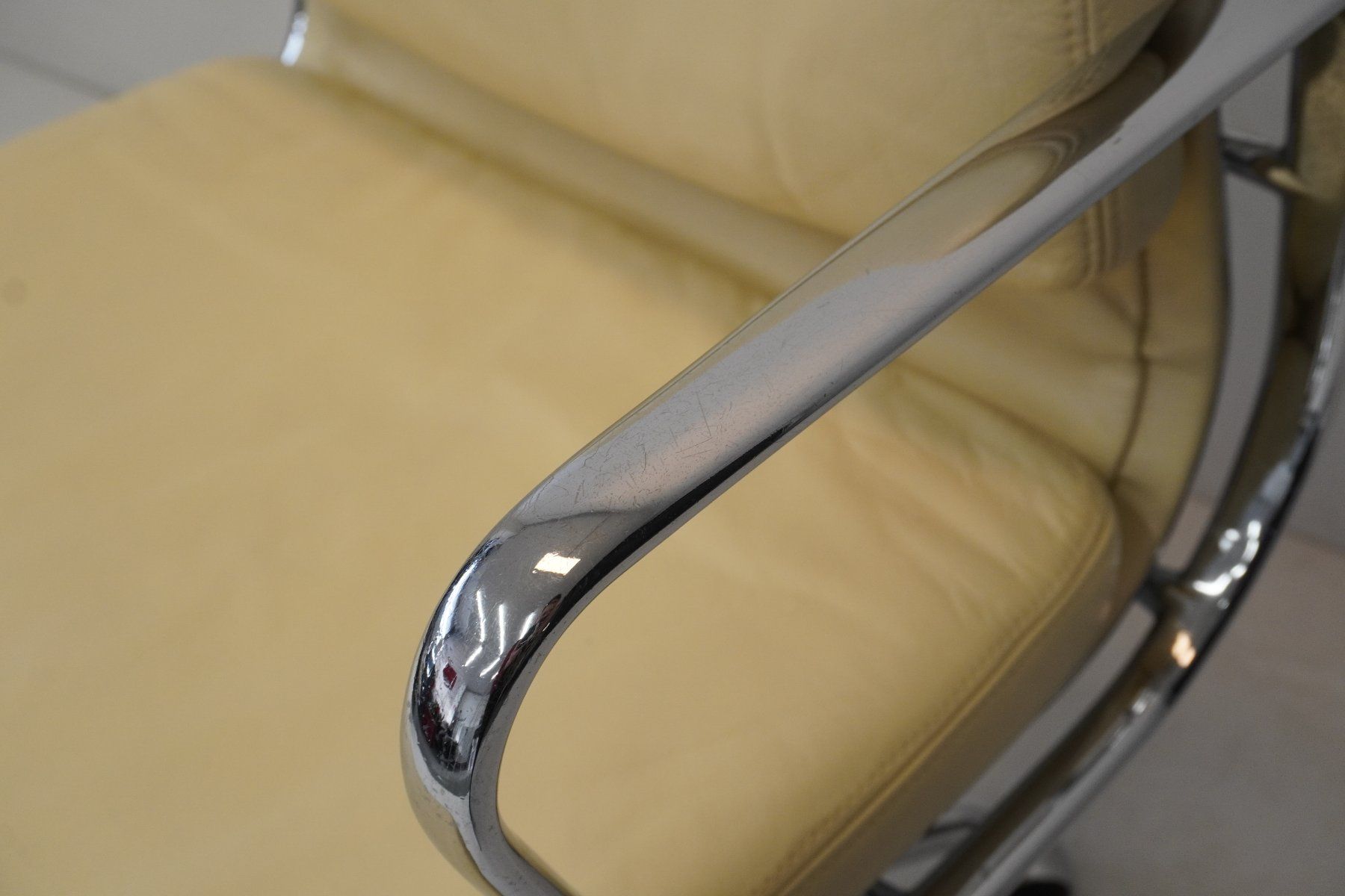 Herman Miller Stühle: Herman Miller by Vitra Eames Soft Pad EA217 Leder creme – Gebraucht aus Bad Zurzach von QLASSIQ 8