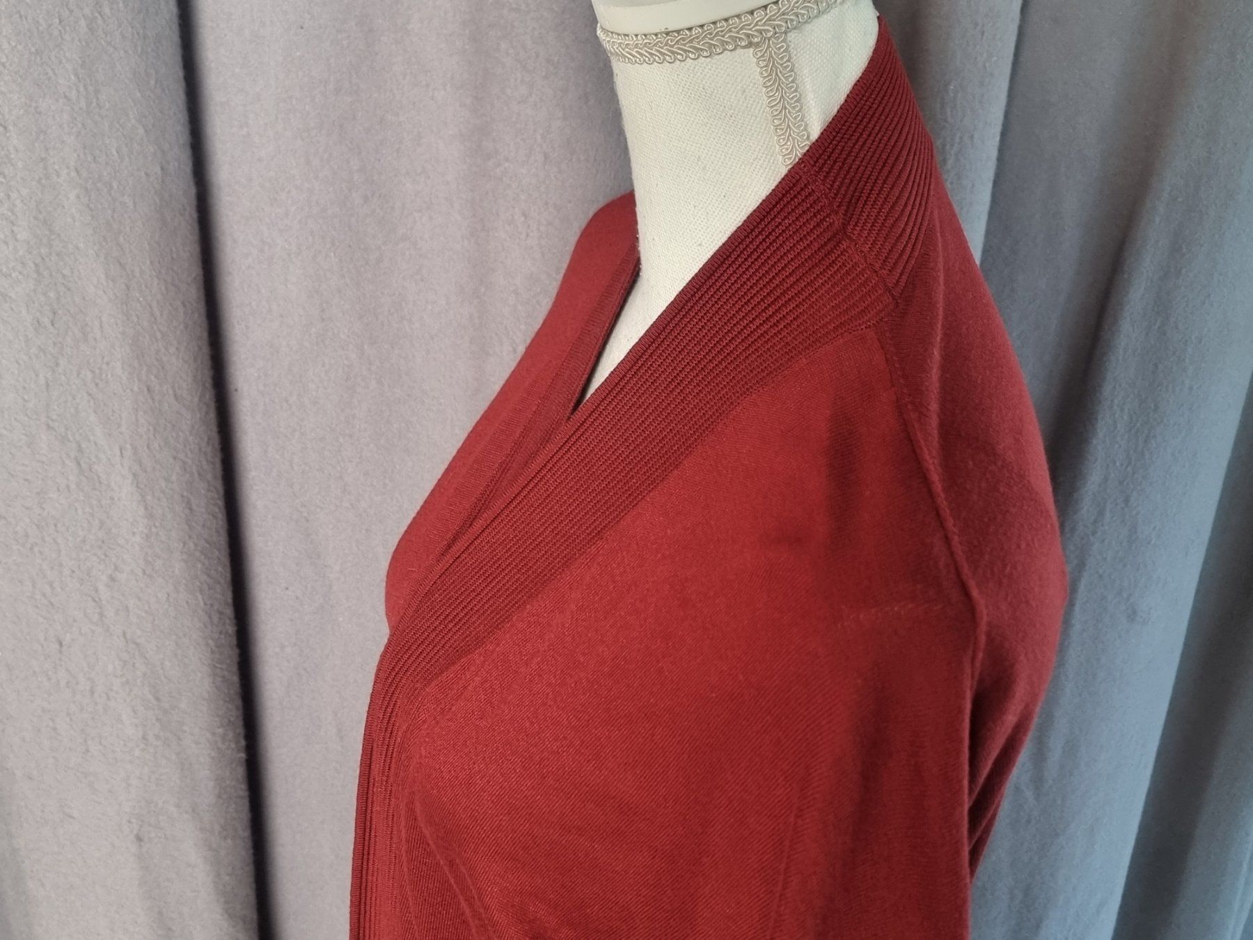 Giacche: Leichte Strickjacke in dunkelrot – Usato da Urtenen-Schönbühl venduto da Restwert_Schoenbuehl 4