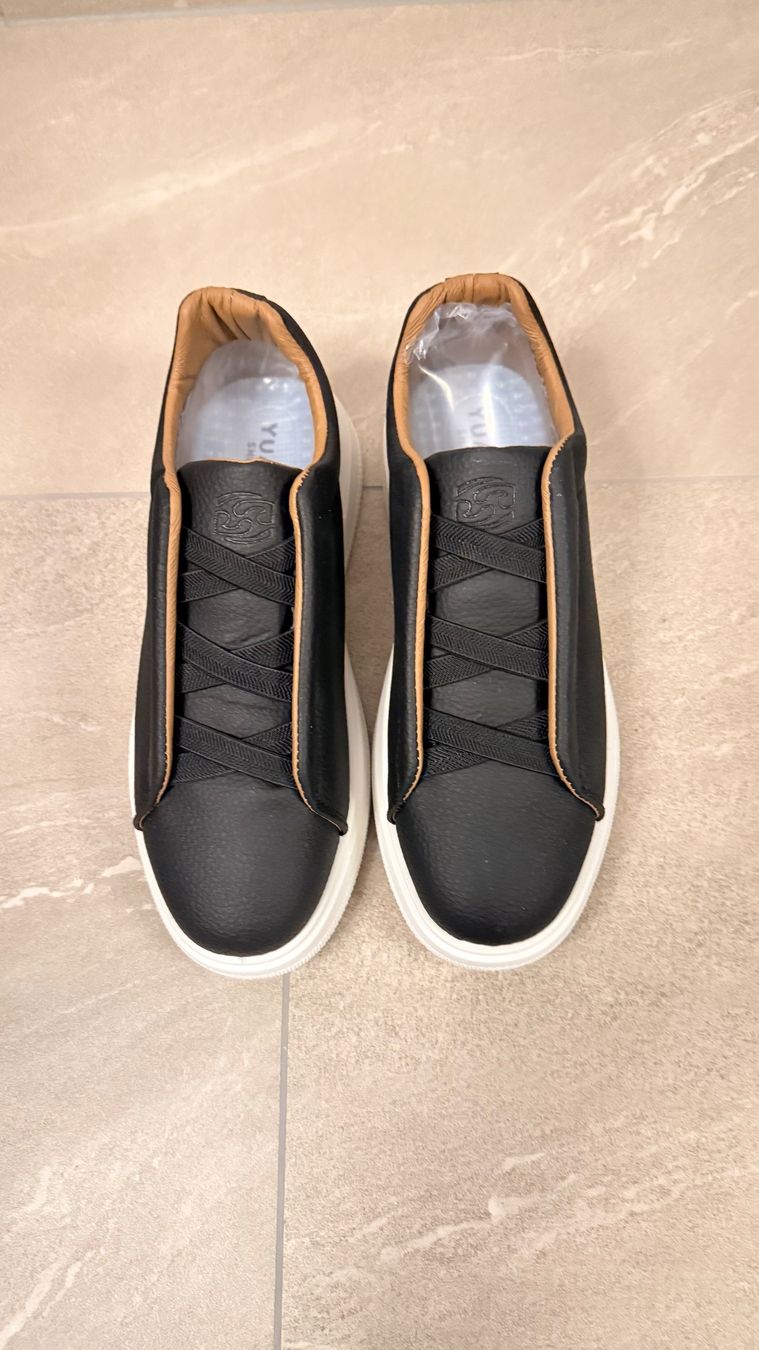 Herrenschuhe: Schwarze Sneaker (Grösse ca. EU 44) – Neu (gemäss Beschreibung) aus Steinhausen von Brownie21