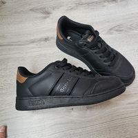 NEU Sneakers Bench