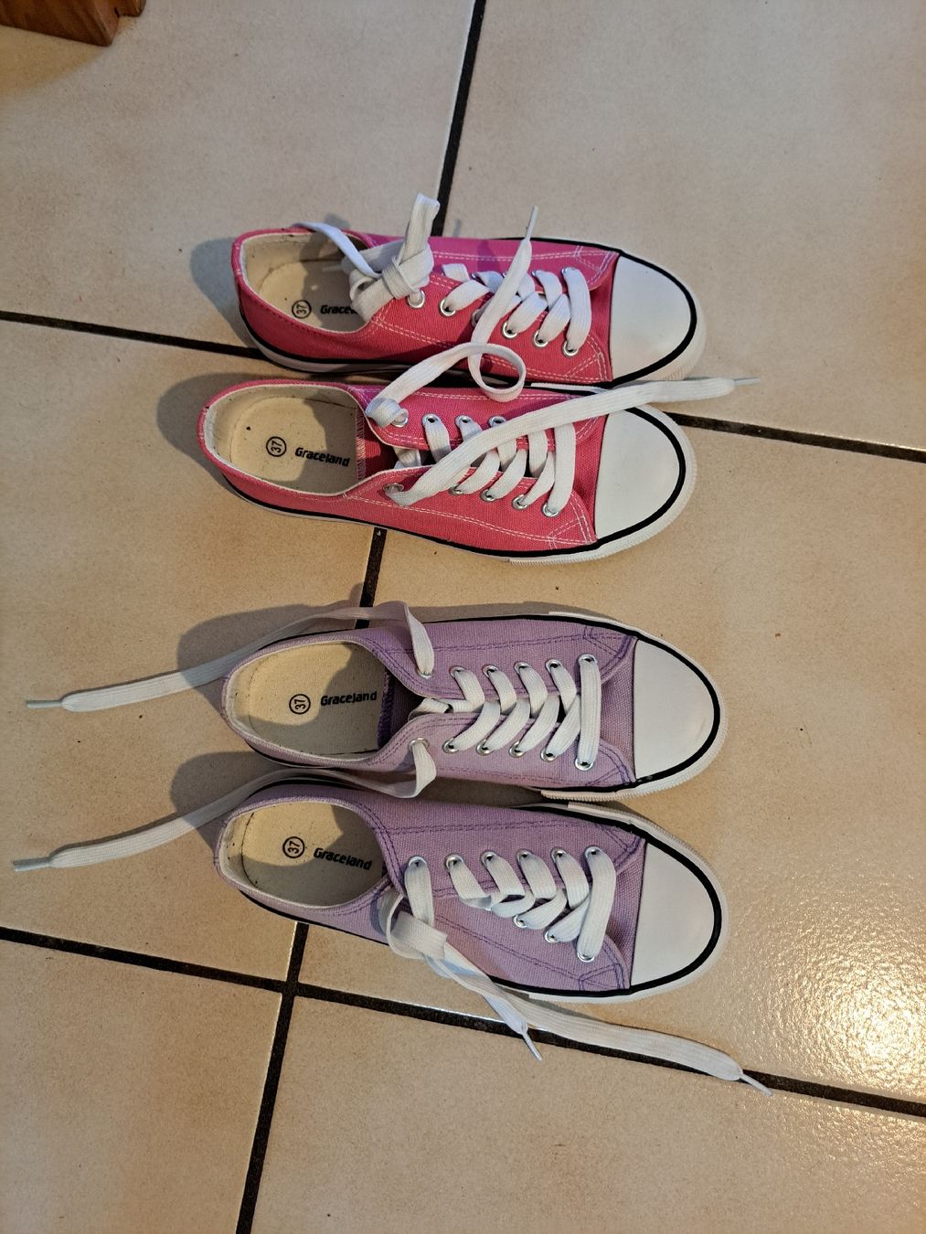 Scarpe per ragazze: 2 paia di scarpe – Usato da Lumino venduto da nfmf