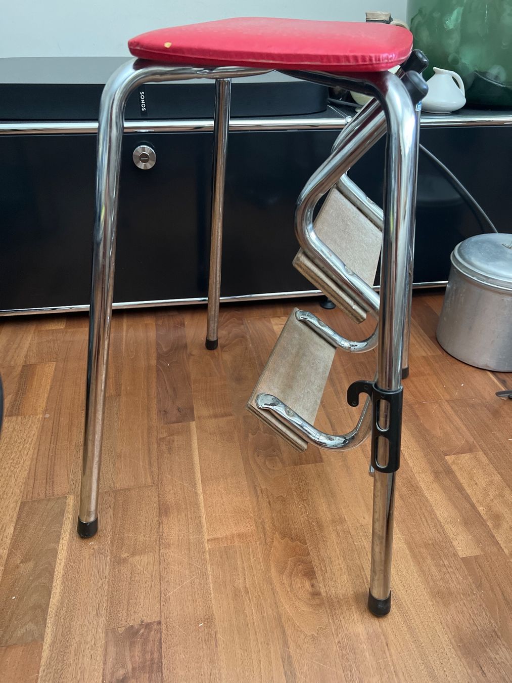 Hocker: Tritthocker Vintage Rot – Gebraucht aus Jona von Sariksa