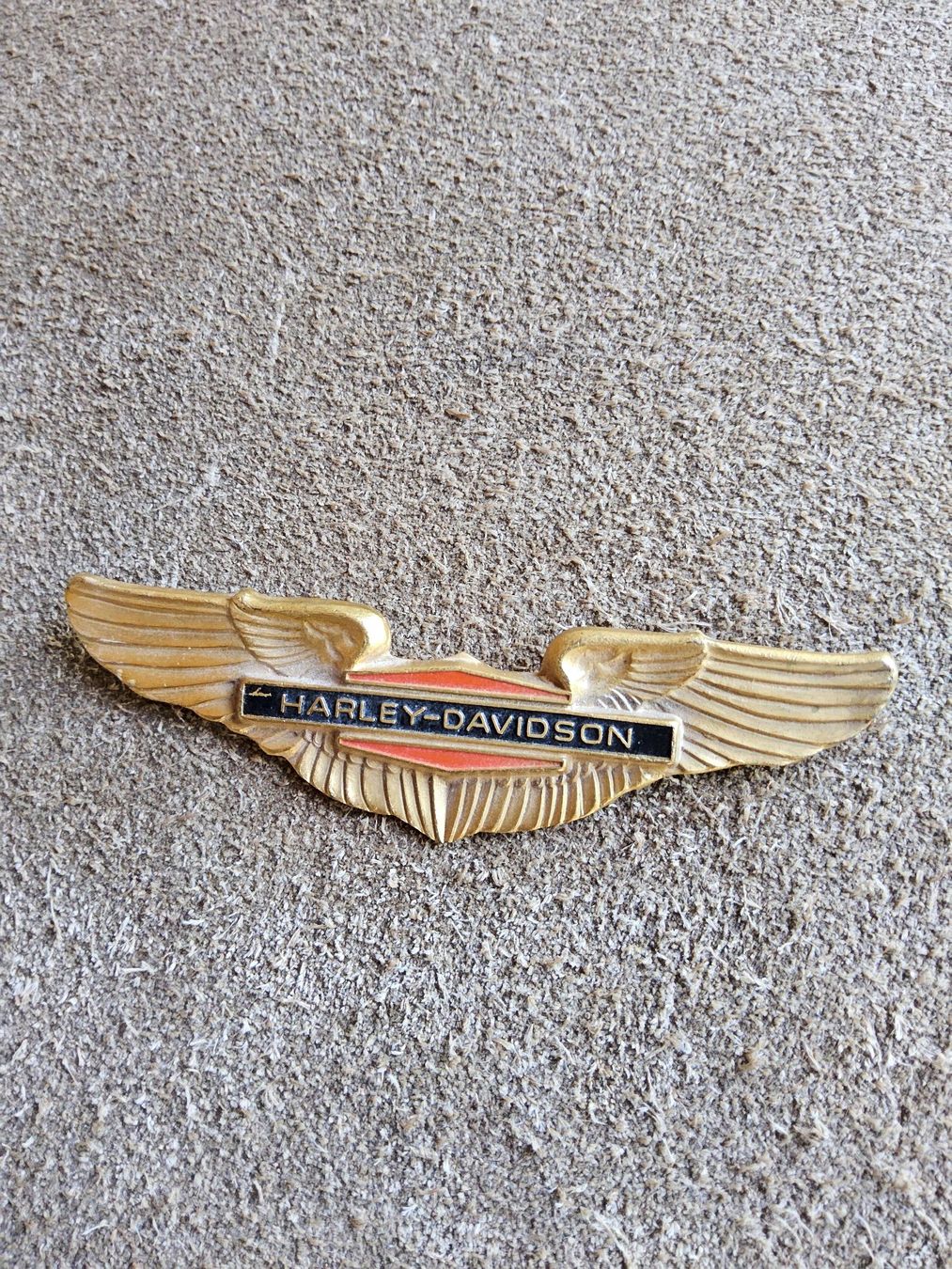 Harley-Davidson Spille & Fermagli: Vintage Harley Davidson Gold Wing Bar & Shield Pin Brosche – Usato da Zürich venduto da SciTec 1