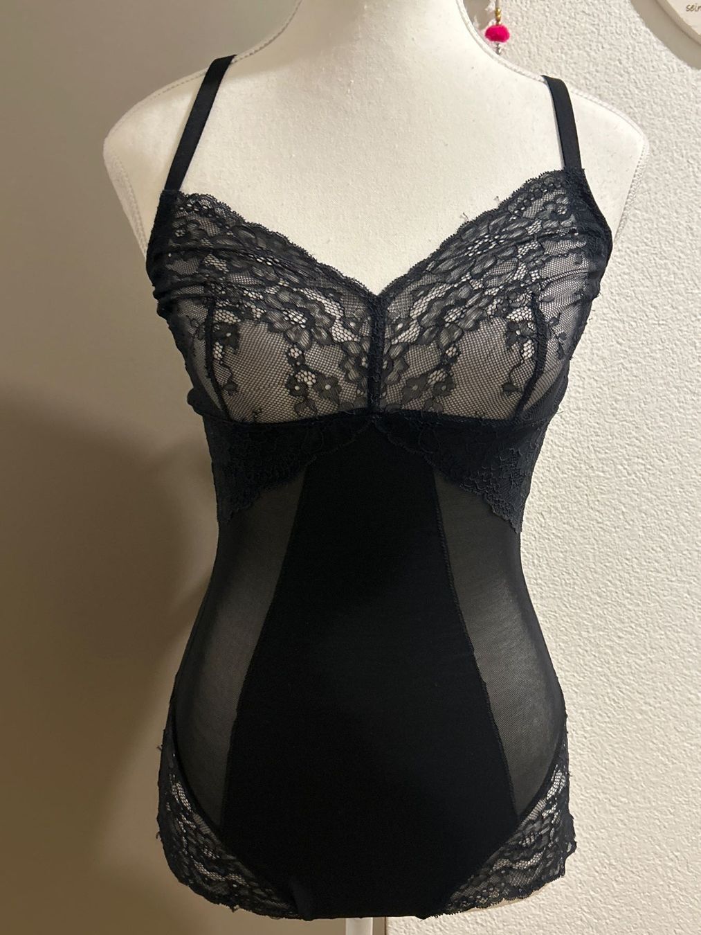 Spanx Altra biancheria intima: SPANX Spotlight On Lace Bodysuit schwarz Gr. 38-40 – Usato da Brunnen venduto da Nala2929