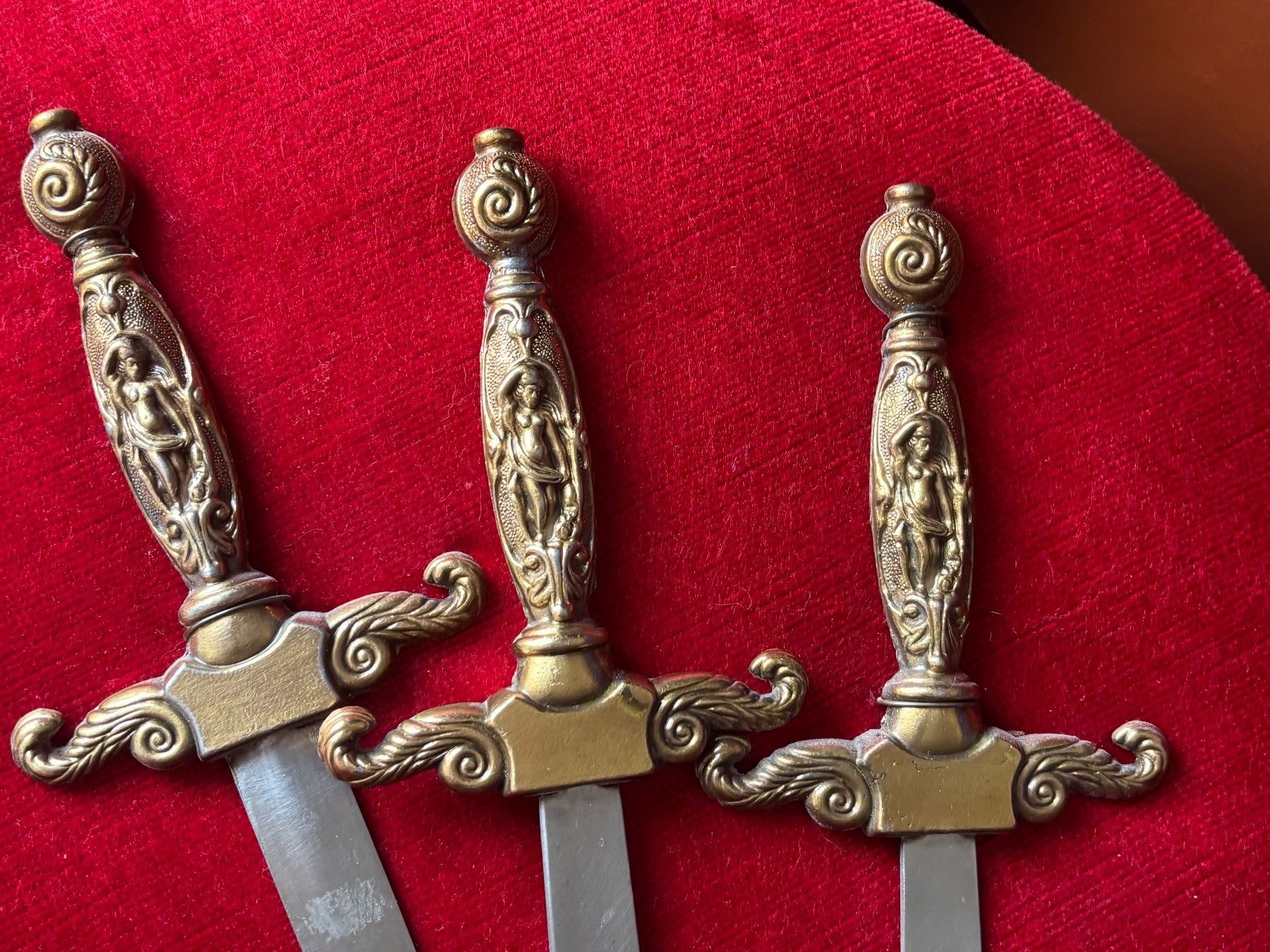 Altre raccolte & rarità: Trois épées décoratives  stile médiéval/Renaissance – Usato da Peseux venduto da Chimon59 6