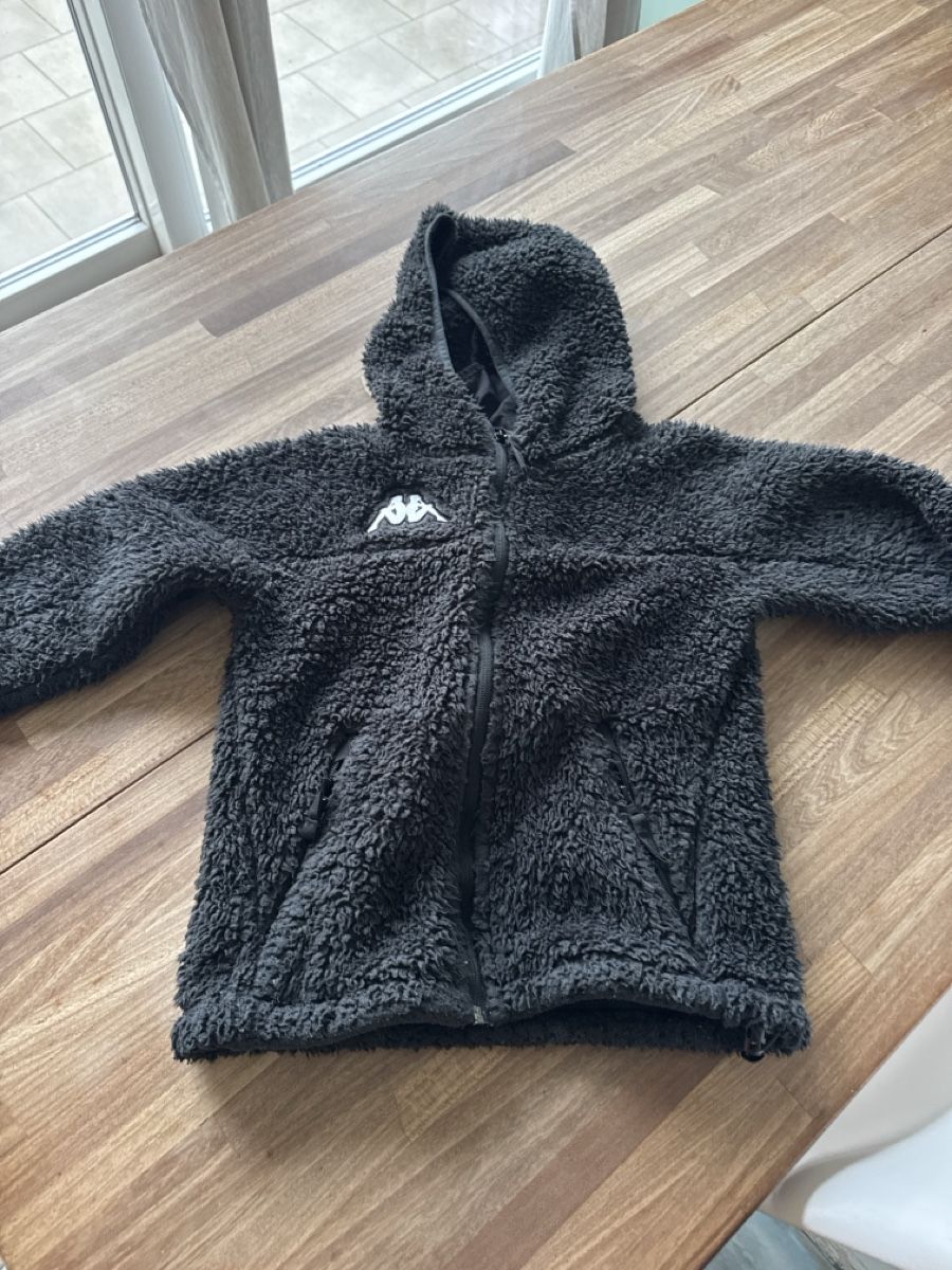 Kappa Maglioni & Felpe: Kappa Fleece schwarz 134 – Usato da Hägendorf venduto da laumatt