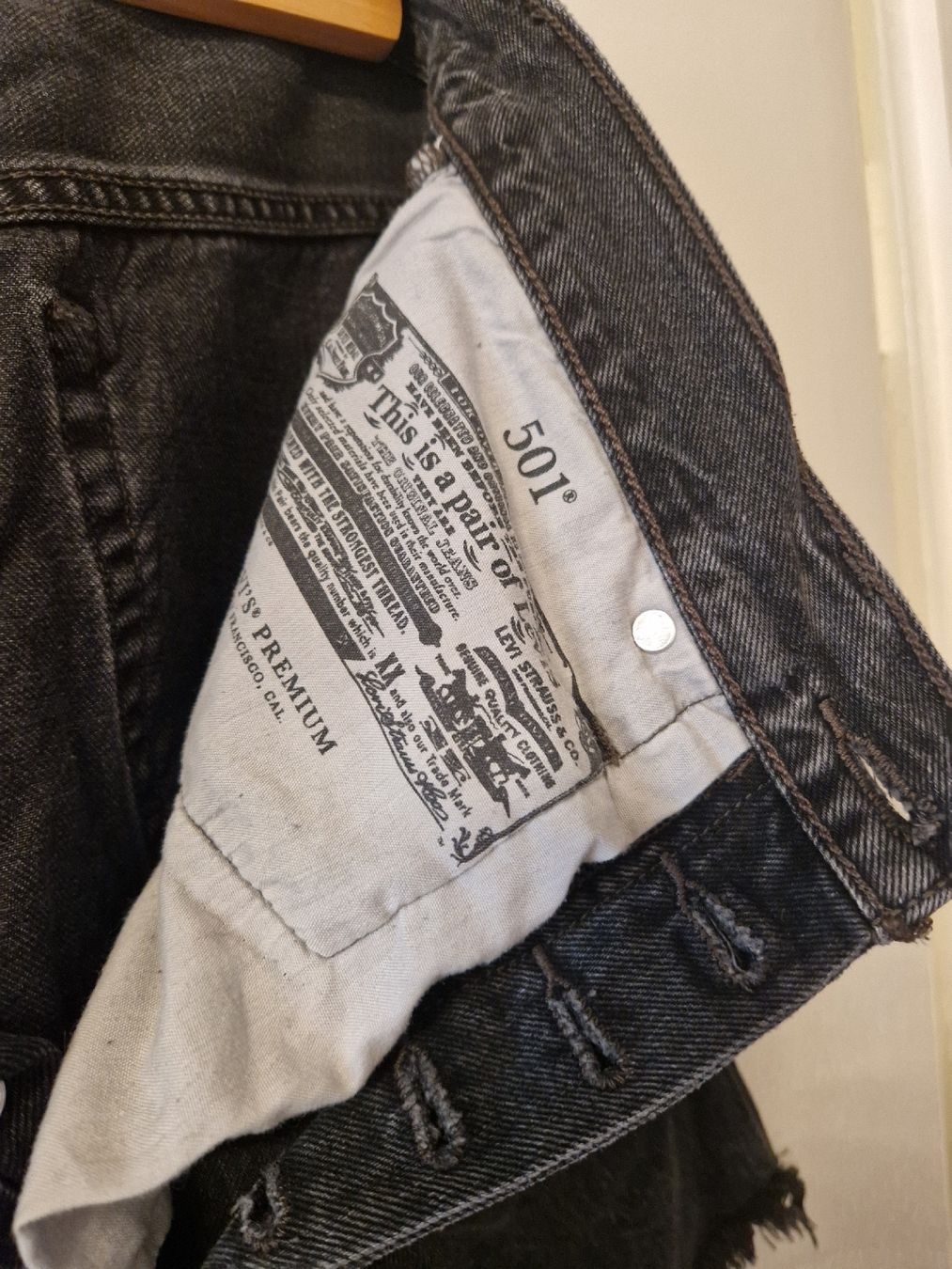 Levi's Jeans: Schwarze Levi's Jeansshorts mit Fransen – Usato da Zürich venduto da SunFlower_14 4