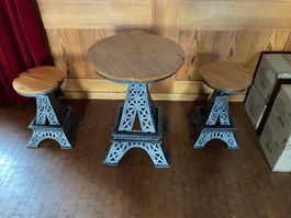 Bistrotisch in Eifelturmdesign mit 2 entsprechenden Höckern