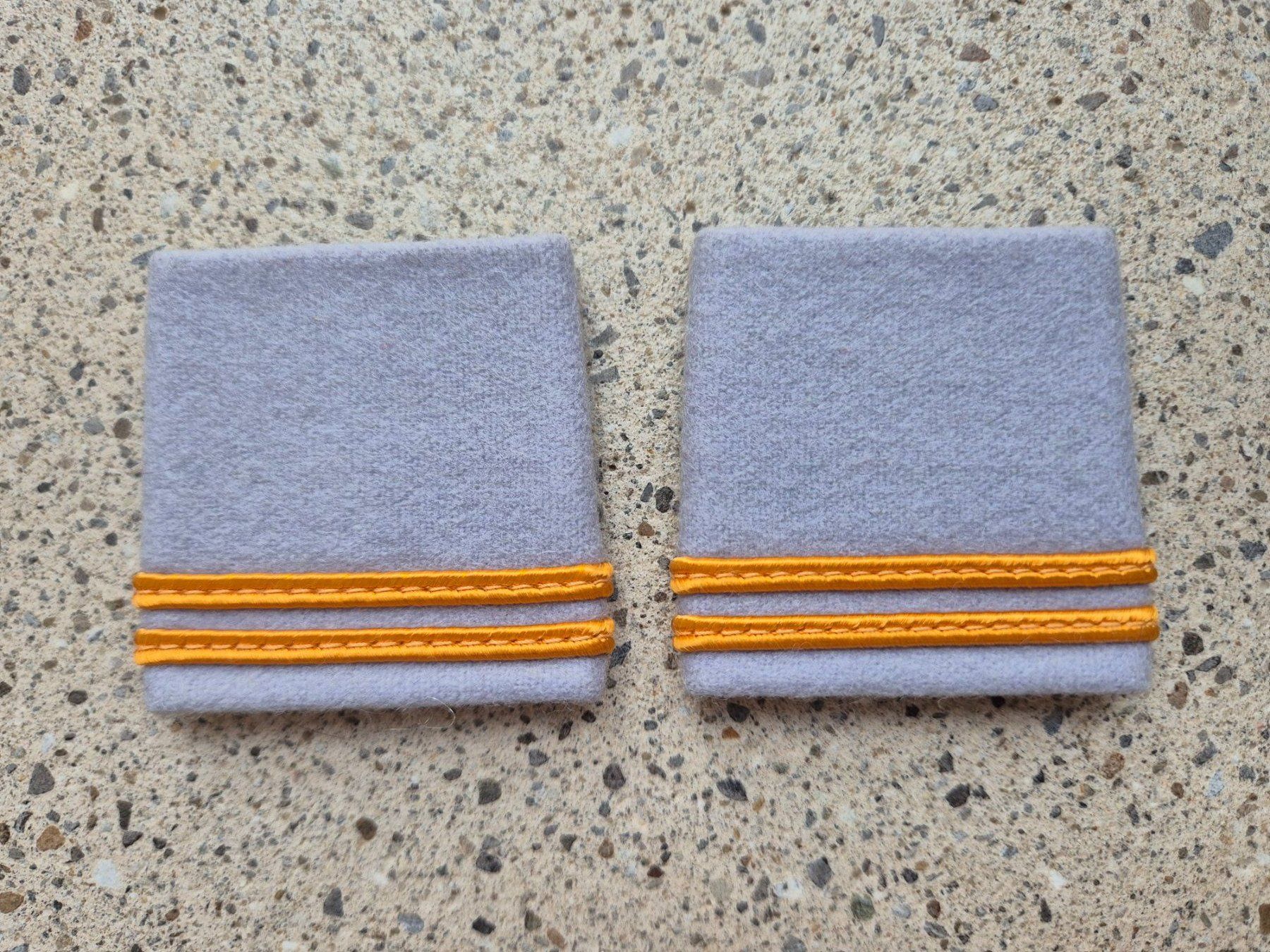 Schweizer Armee Placchette & Badge: Gradabzeichen Patten Set Oberleutnant Übermittlungstruppen – Nuovo e nell'imballaggio originale da Riedholz venduto da fr_sIruP