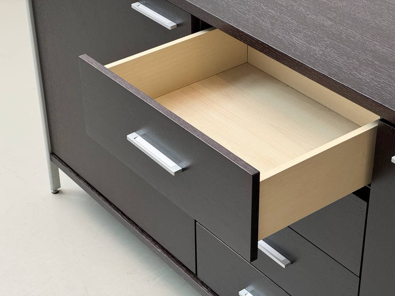 Cassettiere: Klassisches Sideboard mit Schubladen und Türen, 2000er Jahre – Usato da Zürich venduto da LeMoege 6