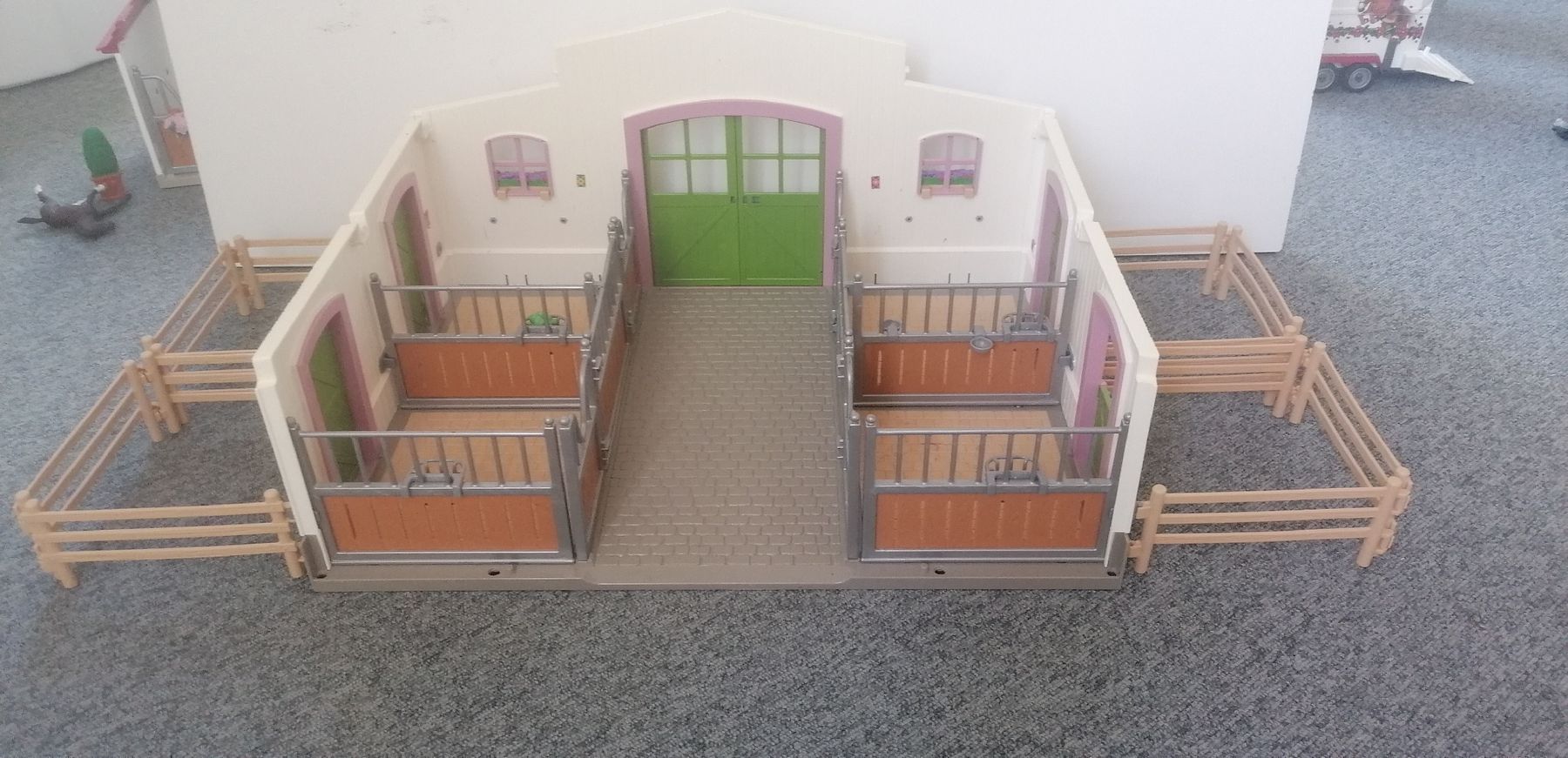 Schleich Giocattoli: Schleich Pferdestall mit div. Zubehör – Usato da Bürglen TG venduto da Fidiburns