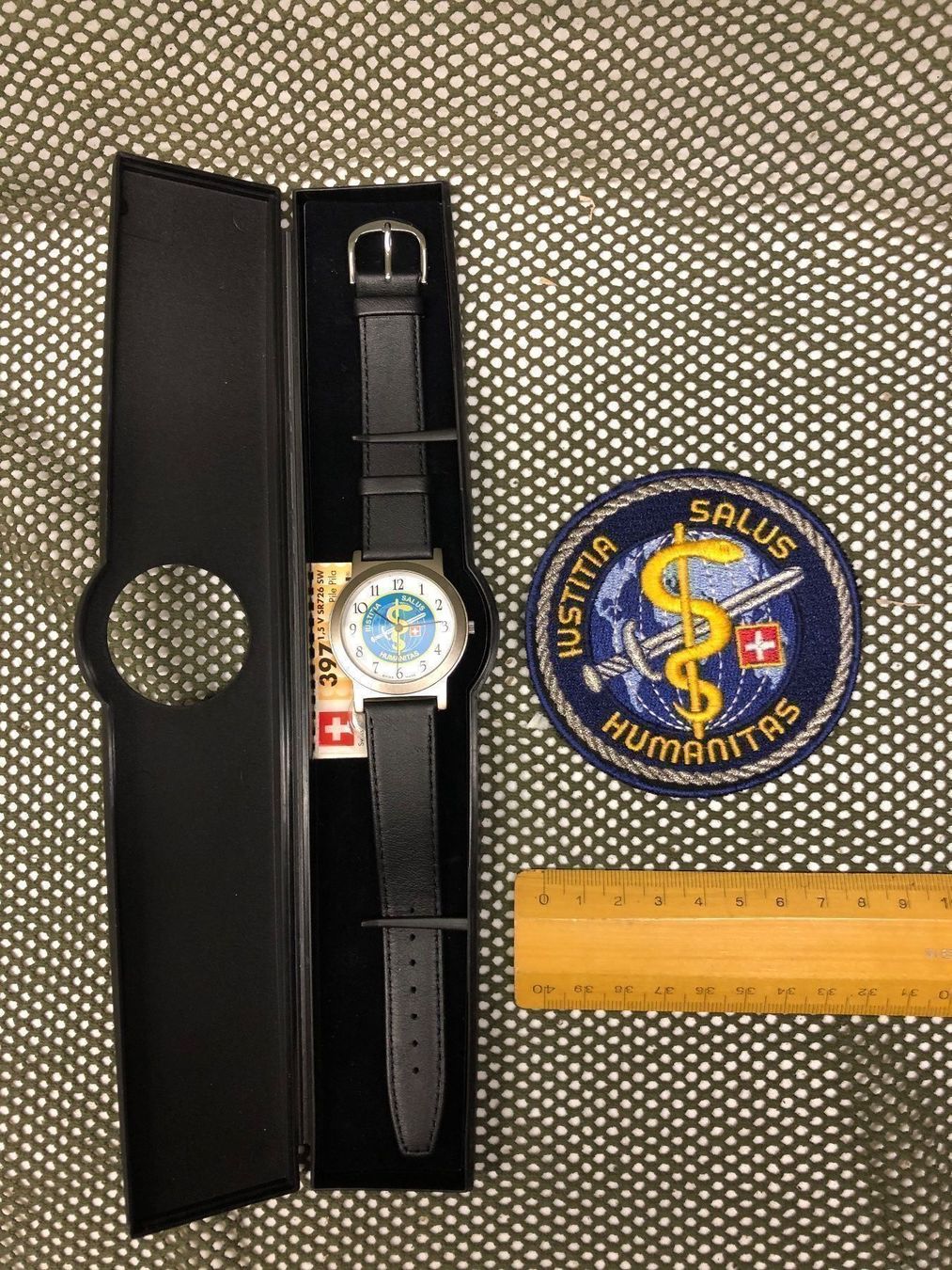Schweizer Armee Placchette & Badge: Schweizer Armee Uhr und Badge / Patch Abzeichen Armbanduhr – Usato da Madiswil venduto da TEMISO