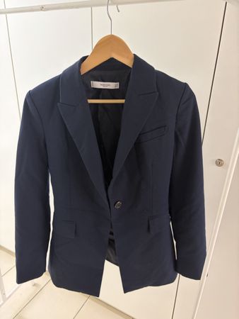 dunkelblauer Blazer Mango