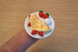 Puppenhaus Erdbeer Crepes auf Keramik Teller, Setzkasten