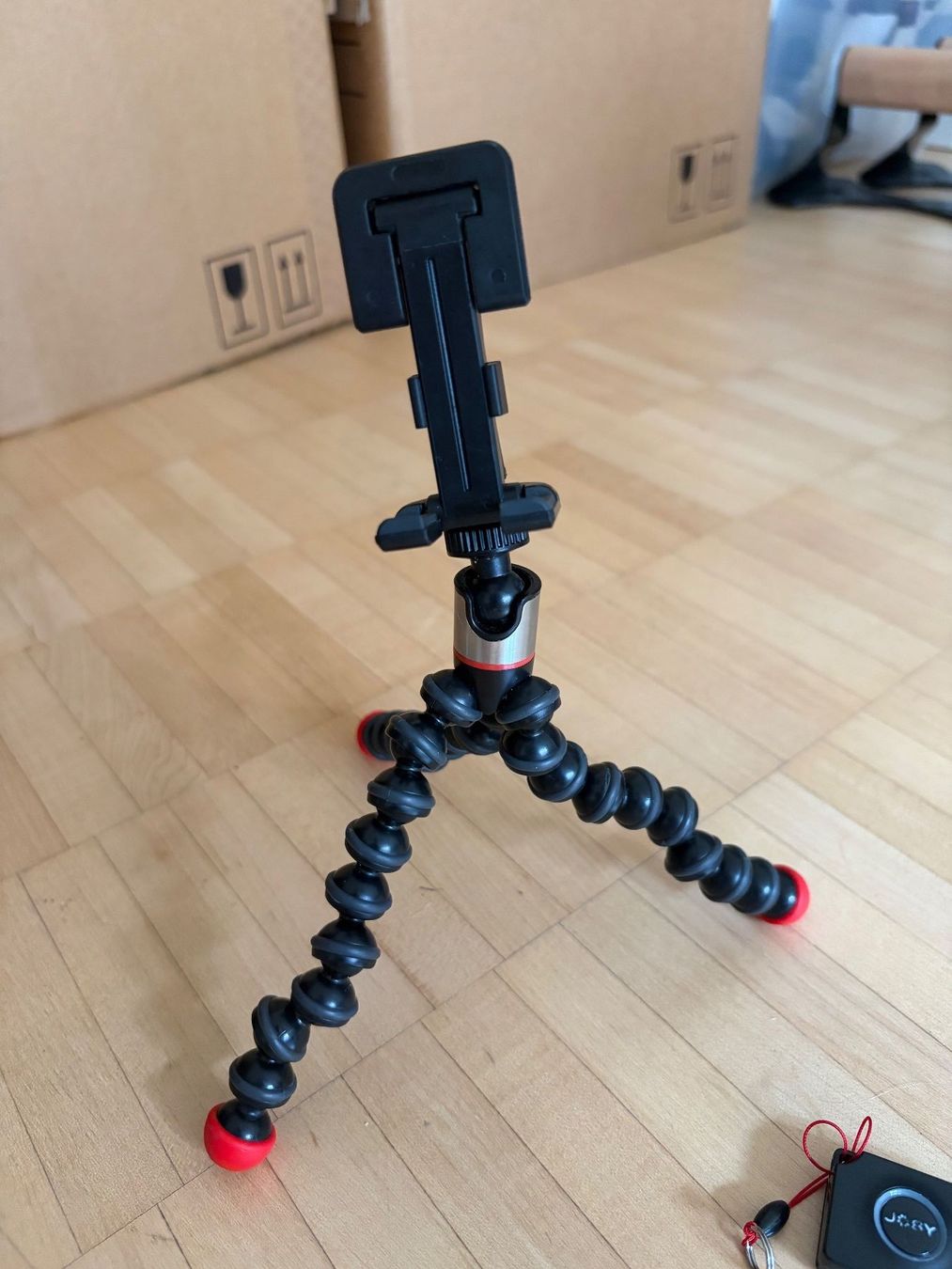 Staffe: Magnetischer Handy-Tripod inkl. Handschalter – Usato da Lenzburg venduto da kgei 1
