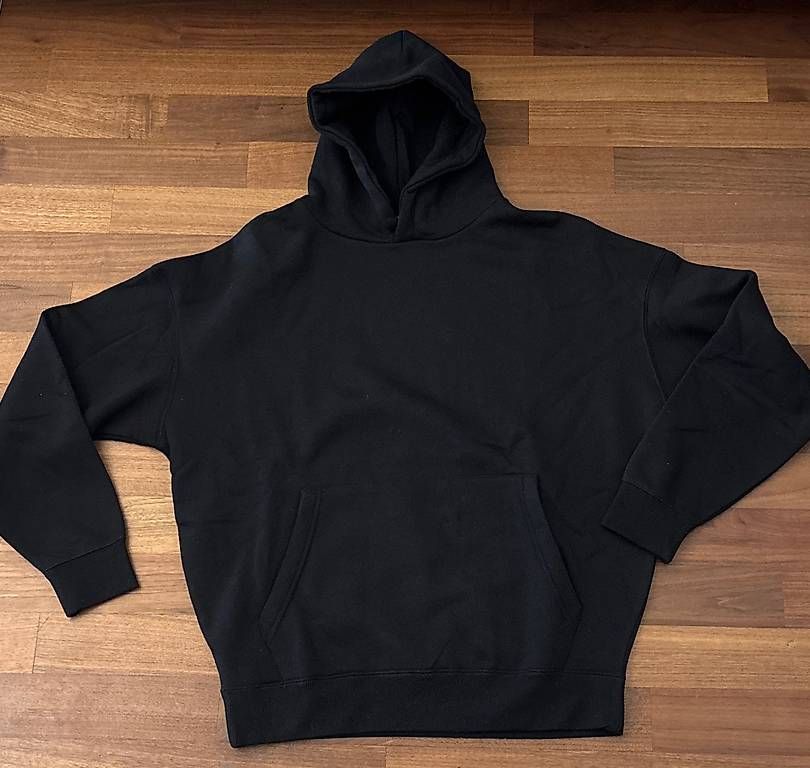 Pullover & Sweatshirts: Hoodie  – Gebraucht aus Willisau von lev_f6dx