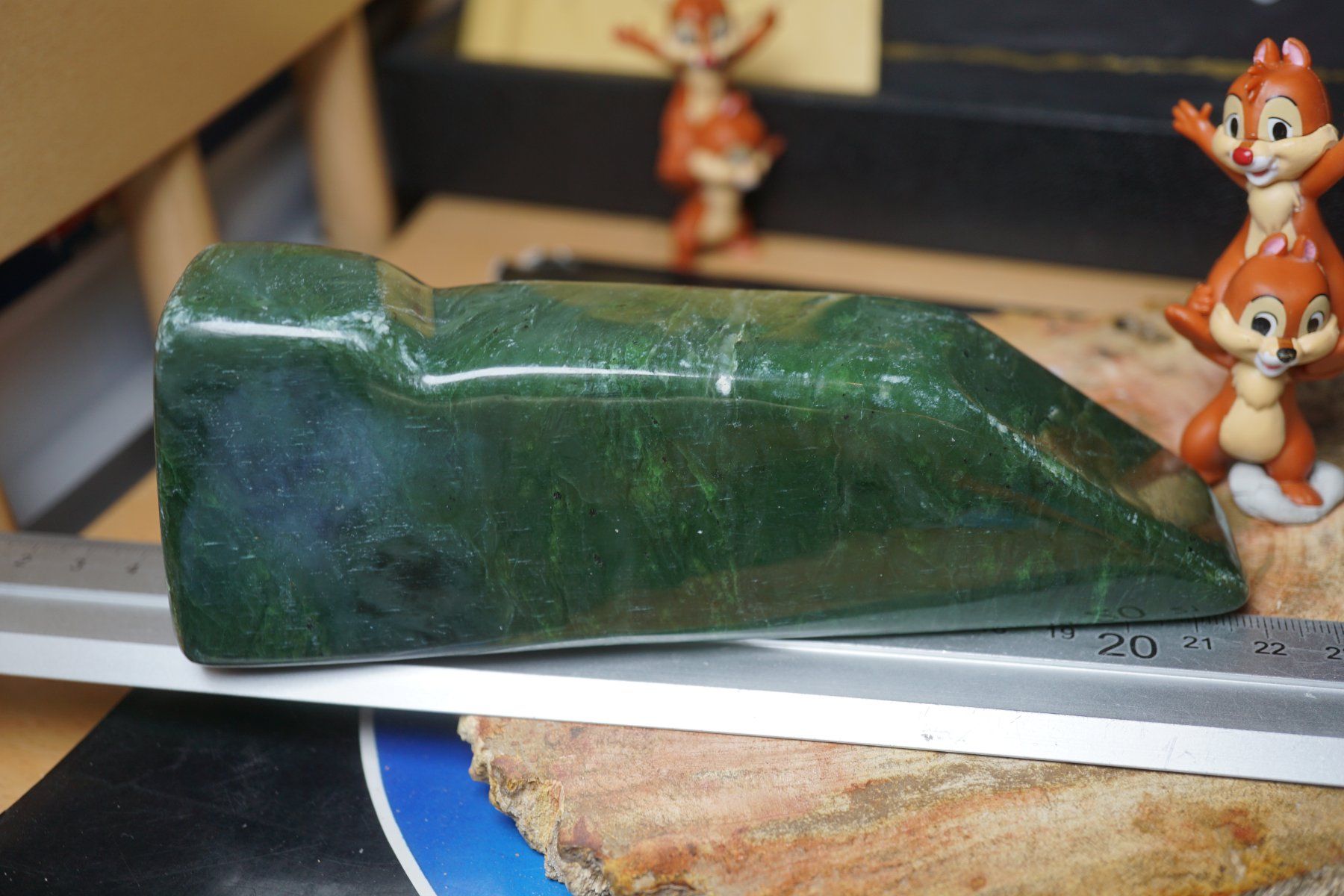 Minerali & Pietre curative: Nephrit  Jade Grosse Figur  16 cm x 5 cm – Nuovo e nell'imballaggio originale da Eschenbach SG venduto da topstone 9