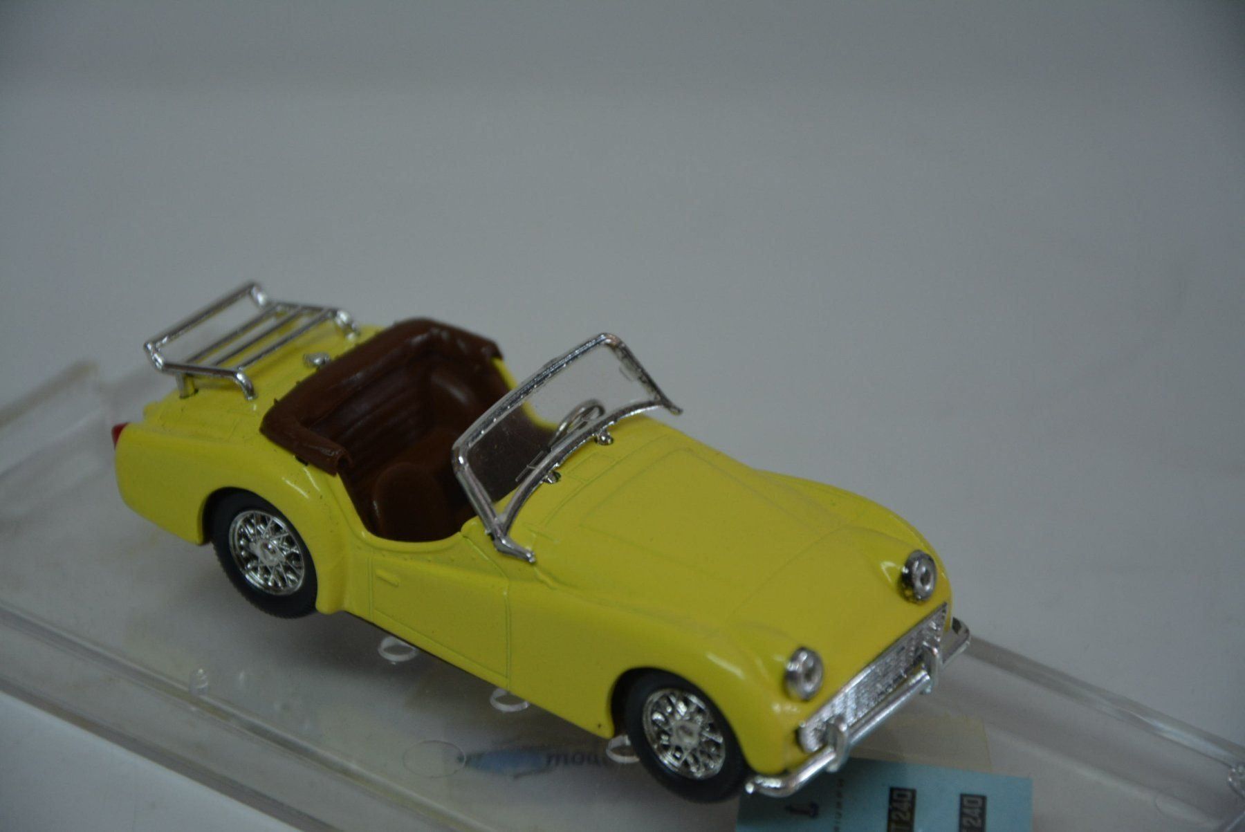 Triumph Modellini d'auto: Triumph TR3A 1958-61, Retro Vitese  1:43 – Nuovo e nell'imballaggio originale da Goldach venduto da Feivel9 4