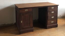 Schreibtisch aus Holz mit Schubladen und Schrankfach