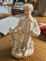 Porzellan Figur  Made in Sri Lanka Junge mit Korb (K)