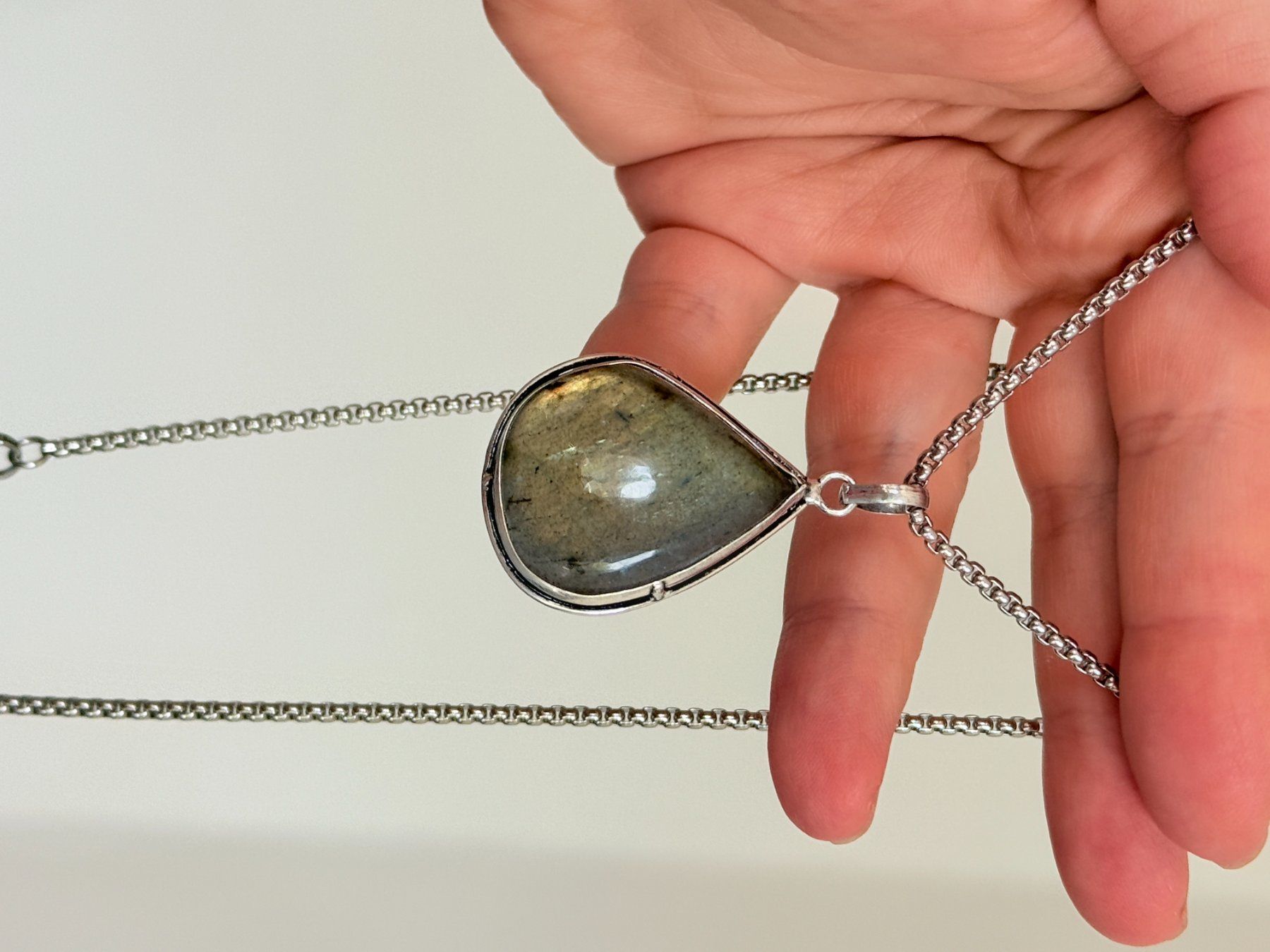 Catenine: Collier avec pendentif labradorite forme goutte argent – Nuovo e nell'imballaggio originale da Genève venduto da AGBERG 5