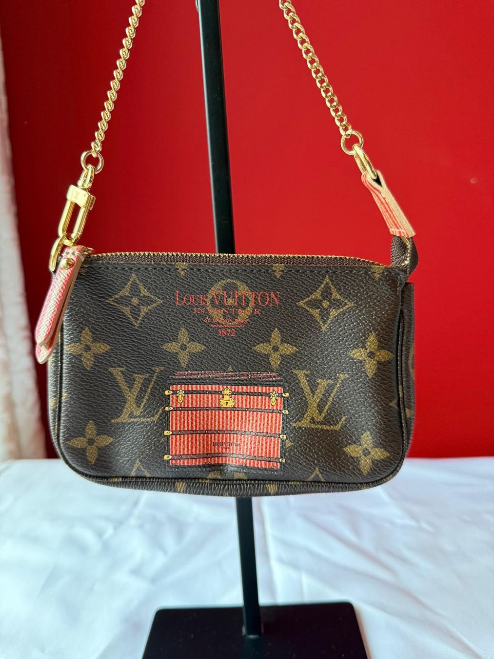 Louis Vuitton Taschen: Louis Vuitton Pochette Trunks Monogram Canvas – Neu (gemäss Beschreibung) aus Oberarth von SSS.