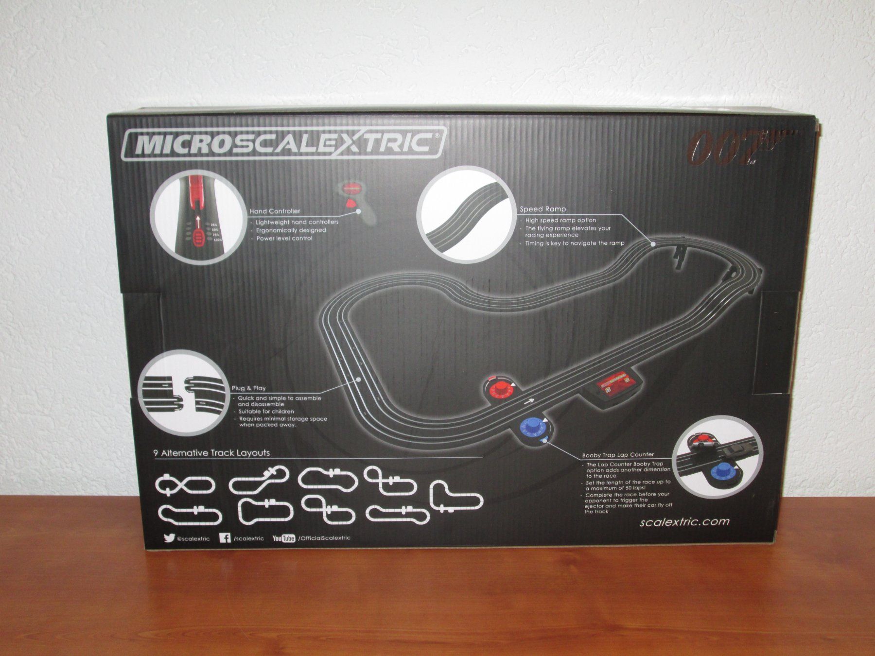 Piste: Micro Scalextric 007 Race Set Aston-Martin DB5 et V8 – Nuovo e nell'imballaggio originale da Bonfol venduto da zagato43e 2