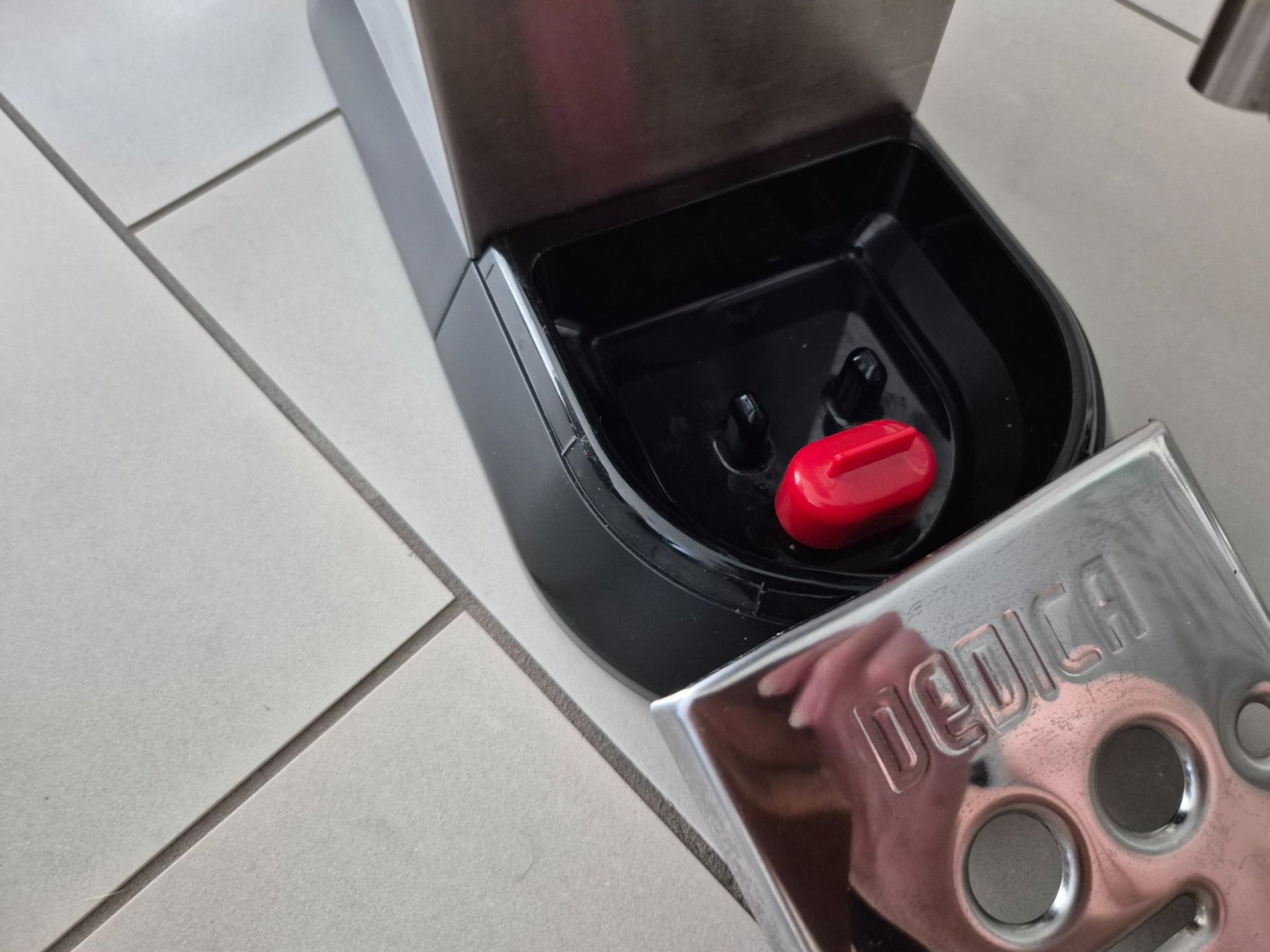 De'Longhi Macchine per caffè & Macchine per espresso: DeLonghi Espressomaschine Dedica EC685.M silber gebraucht – Usato da Oberentfelden venduto da Natallia. 4
