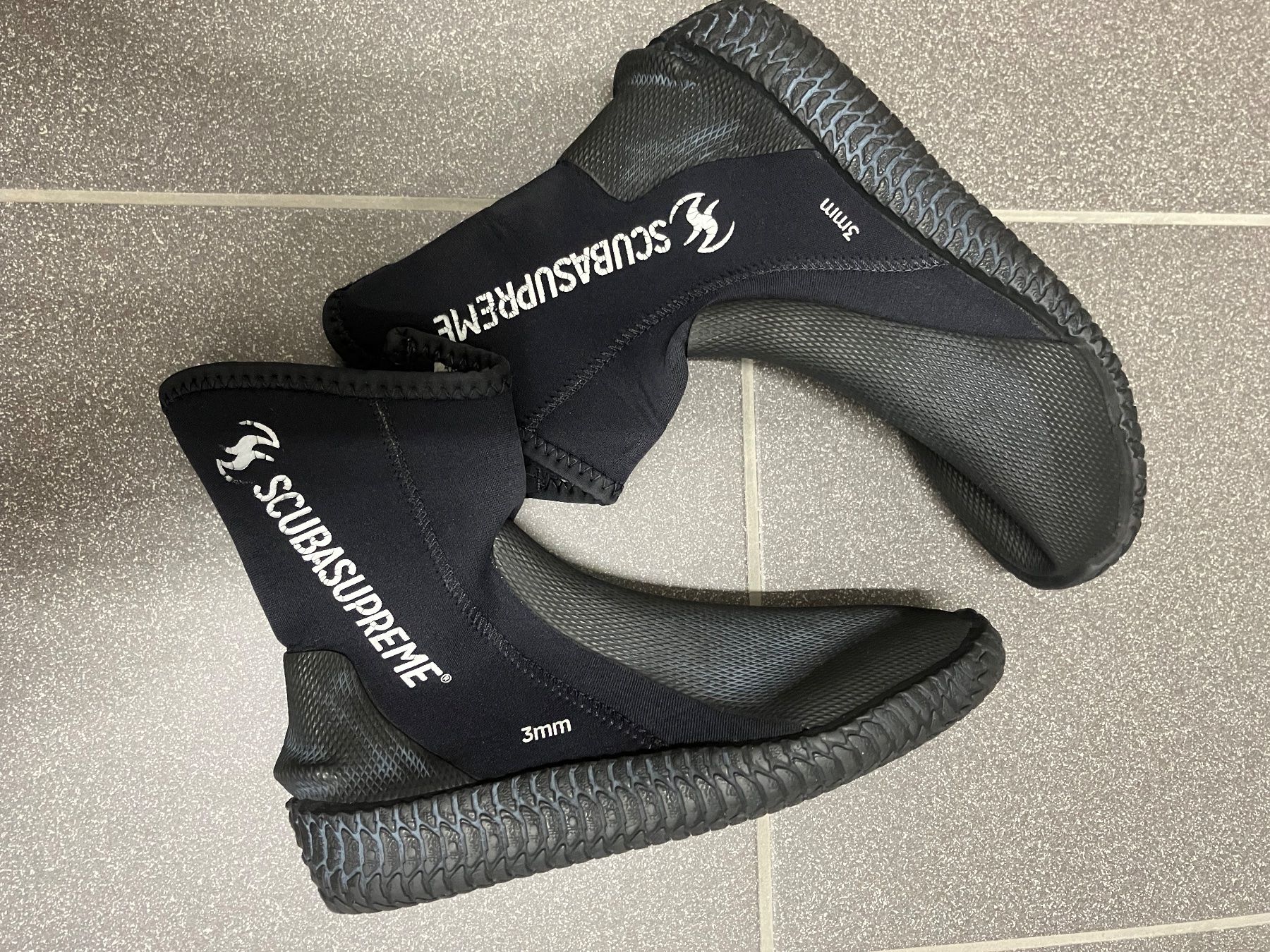 Scarpe da uomo: Neoprenschuhe 23.5 – Usato da Bever venduto da dvojca