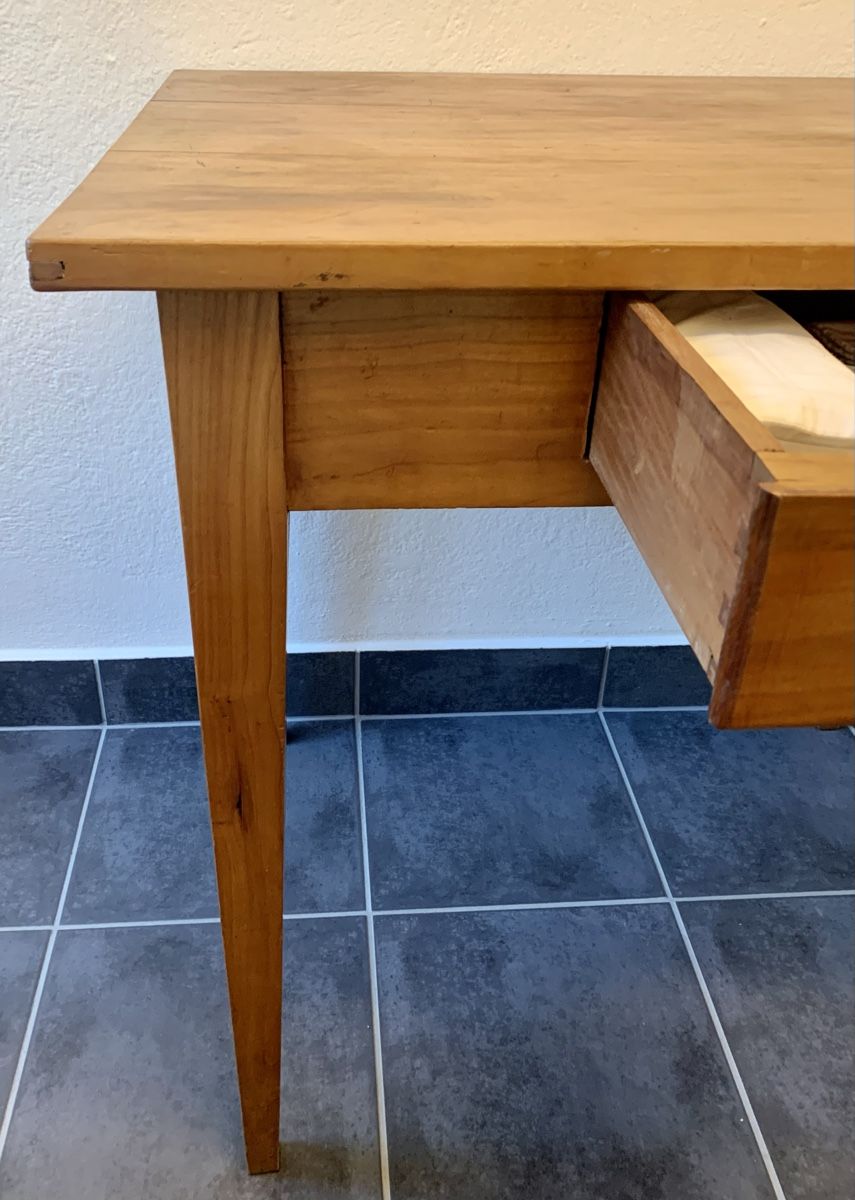Tavoli: Charmanter Tisch aus Kirschbaumholz – Usato da Zürich venduto da p_q7q_nichtraucher 2