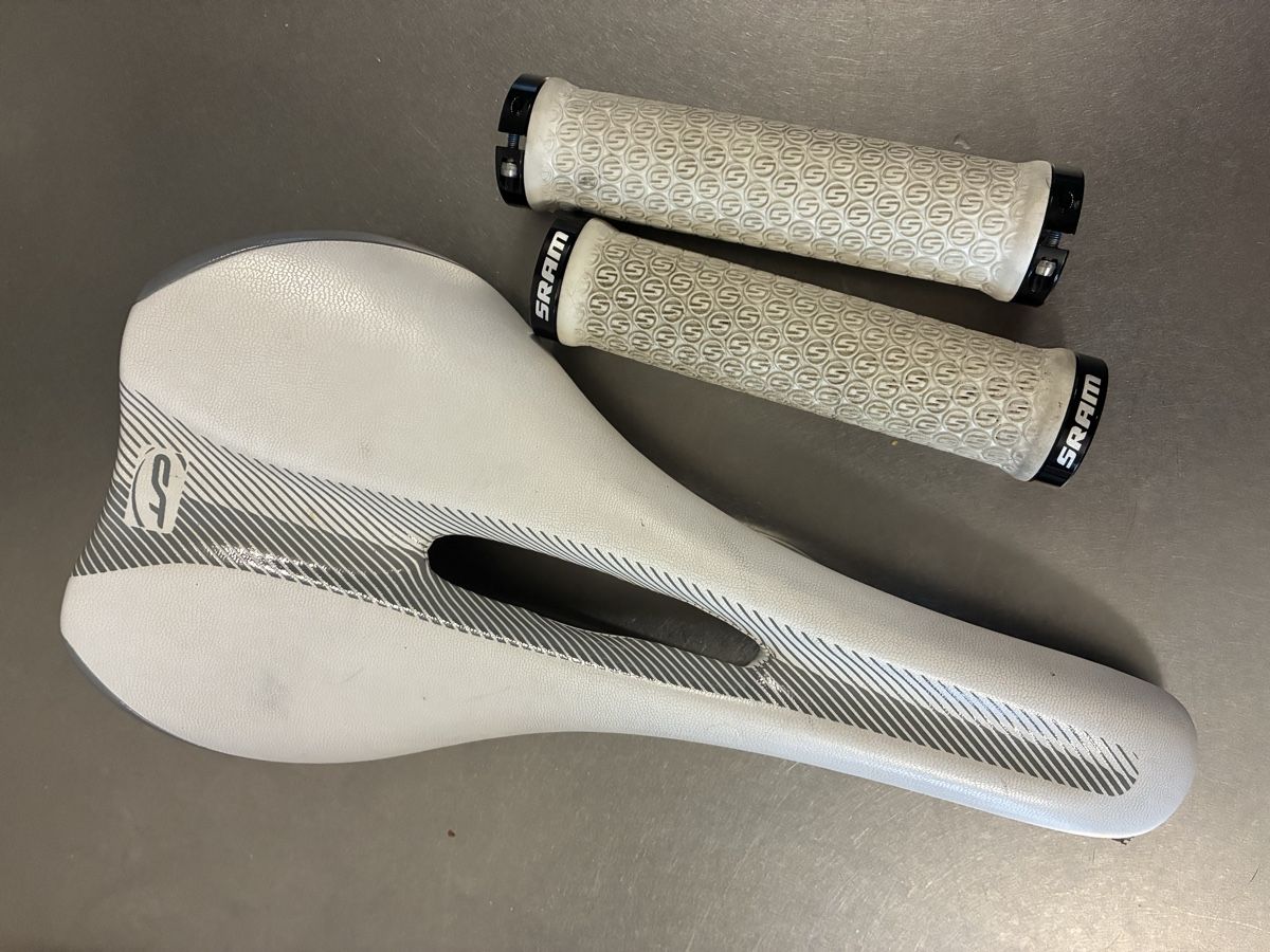 Pièces détachées: Selle Contec et poignée Sram – D'occasion à Yverdon-les-Bains par Fernando_Perez