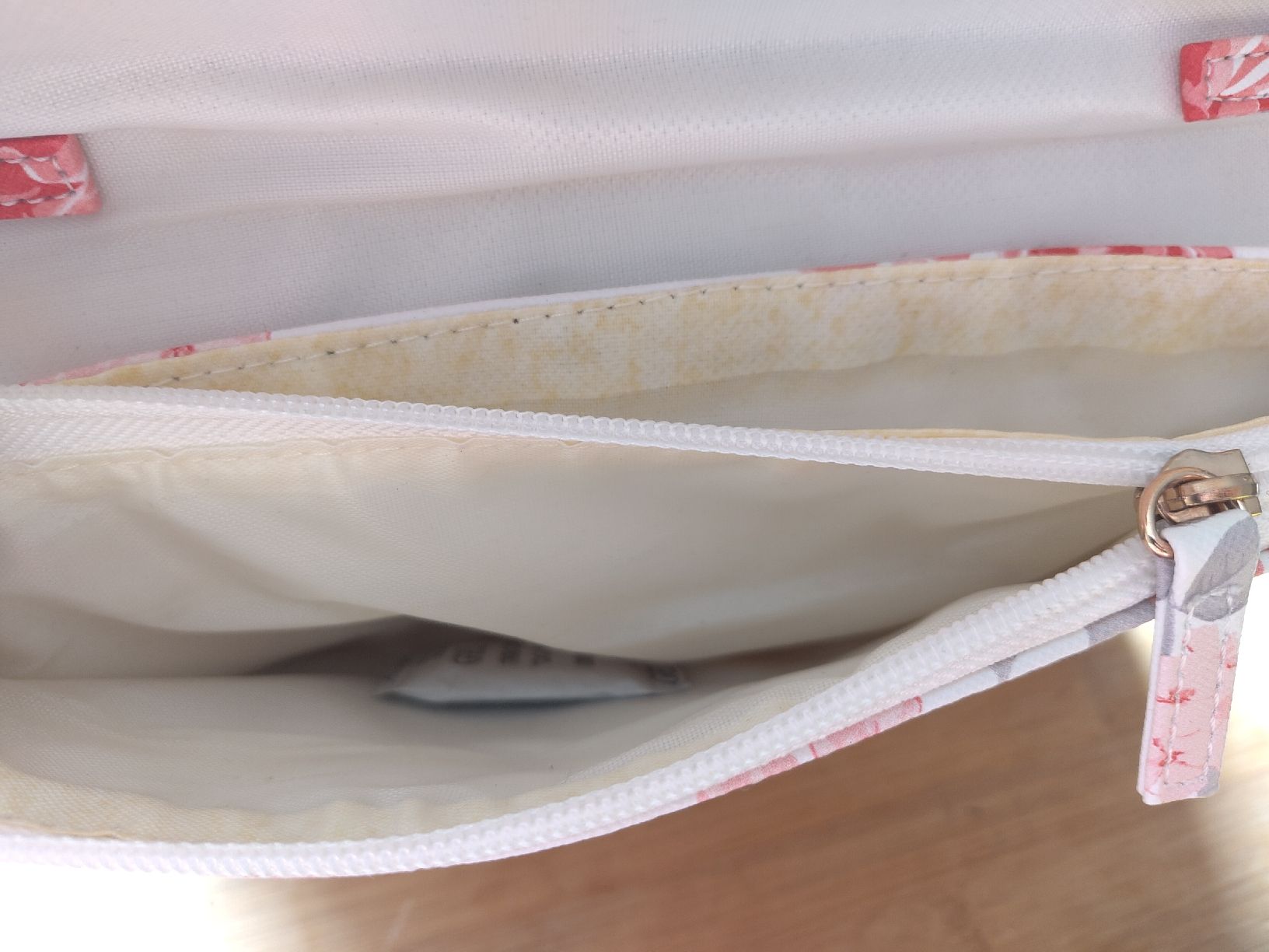Guess Taschen für Damen: Guess Clutch Kette weiss mit Blumen  – Gebraucht aus Leuggern von Pummi19 4