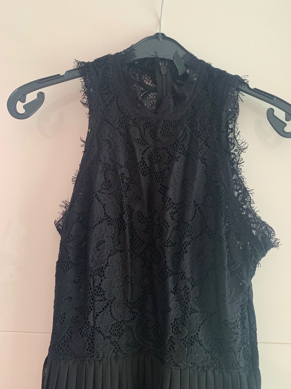 H&M Vestiti: Schwarzes Plissekleid mit Spitzendetail – Usato da Triengen venduto da nes_l8cj 1